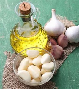 Use garlic-infused oil for cooking, drizzling over salads, or as a dipping sauce for bread. It is good and improves the taste of meals in daily life.