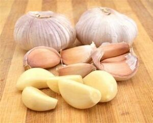 For those who enjoy the pungent taste of raw garlic, it can be finely minced and added to salad dressings. It is good and makes food taste better in daily life.