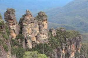 This iconic rock formation in Katoomba is a must-visit. It offers breathtaking views of the surrounding valleys and is steeped in Aboriginal legends. It's a good place for weekend getaway destinations in Australia. 