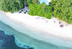 Rasdhoo has a designated bikini beach where visitors can wear swimwear and enjoy the sun and sea without restrictions. This beach is ideal for swimming, sunbathing, and water sports activities.