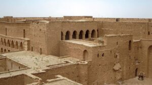 Located near Karbala, Al-Ukhaidir Fortress is a well-preserved desert castle dating back to the Abbasid period. Tourists can explore the fortress and its impressive architecture, including the central courtyard and watchtowers.