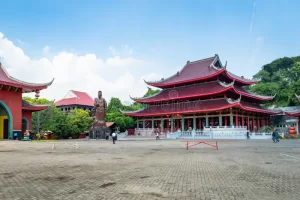 Situated in Semarang, Central Java, Sam Poo Kong is a historic Chinese temple dating back to the 15th century. This site is dedicated to the Chinese admiral Zheng He and features traditional Chinese architecture and cultural elements.