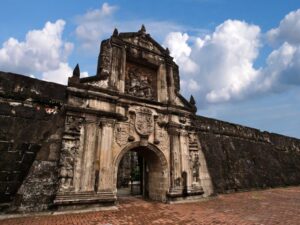Known as the "Walled City", the Intramuros district of Manila is one of the historical sites in the Philippines that showcases Spanish colonial architecture and important landmarks such as Fort Santiago and San Agustin Church and attracts tourists. .