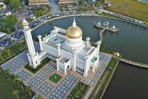 The Omar Ali Saifuddin Mosque is a magnificent Islamic landmark located in Bandar Seri Begawan, and one of the best historical sites in Brunei's capital.