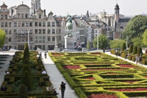 A historic site in Brussels offering spectacular views of the city, surrounded by cultural landmarks like the Royal Library, the Magritte Museum, and the Palace of Fine Arts.