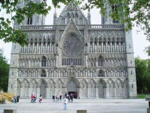 Nidaros Cathedral is the most important Gothic monument in Norway and the northernmost medieval cathedral in the world. Built over the burial site of Saint Olaf, the patron saint of Norway, it has been a major pilgrimage site since the Middle Ages.