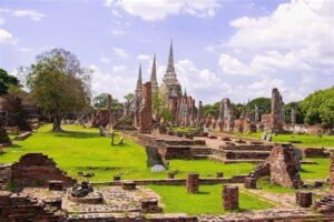 A UNESCO World Heritage site, Ayutthaya is home to ancient ruins and magnificent temples, such as Wat Phra Si Sanphet and Wat Mahathat. Visitors can explore by bicycle or take a boat tour around the historical city.