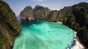 Known for its stunning scenery and vibrant nightlife, Koh Phi Phi consists of two main islands. Maya Bay, made famous by The Beach, boasts crystal-clear waters, while the viewpoint offers breathtaking panoramic views.