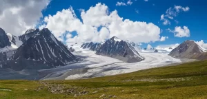 Located in the far western part of Mongolia, this park is home to the stunning Tavan Bogd Mountain range, a series of five peaks that tower over the landscape. It’s ideal for trekkers and climbers who want to explore remote areas, glaciers, and the Tsagaan Gol River.